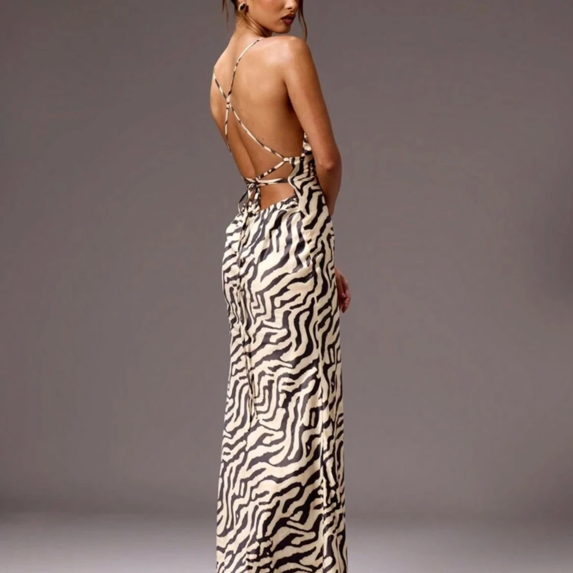 Zebraklänning med öppen rygg