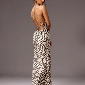 Zebraklänning med öppen rygg - Kommer inte till användning, aldrig använd endast testad 💛