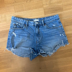 Blå jeansshorts med fransig kant - Snygga blå jeansshorts från Ginatricot❣️