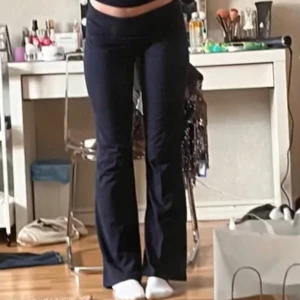 Gina tricot yoga pants  - Mörkblå yogapants från Gina tricot, använder aldrig💕
