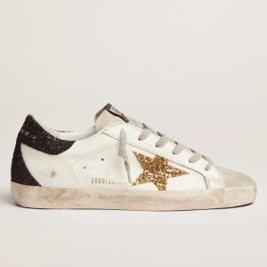 Golden Goose glitter dam limited - Sjukt snygga dam goldengoose (NYA) med guldigt och svart glitter. Helt oanvända beställs från golden goose vid efterfrågan. Kvitto både digitalt och fysiskt följer med. Samt låda, dustbags osv. (Du väljer storlek) nypris från butiken ca 6.000kr. Först till kvarn :))