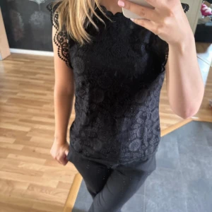 Svart spetsblus - Supersnygg svart blus i spets. 