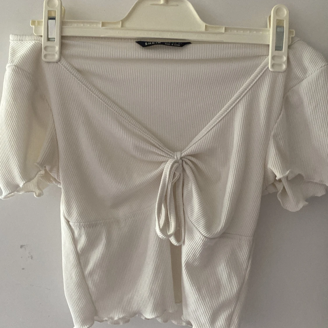 Vit ribbad omlottopp från SHEIN