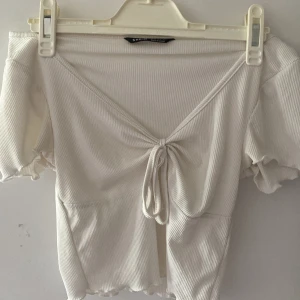 Vit ribbad omlottopp från SHEIN - Skriv för mer bilder 