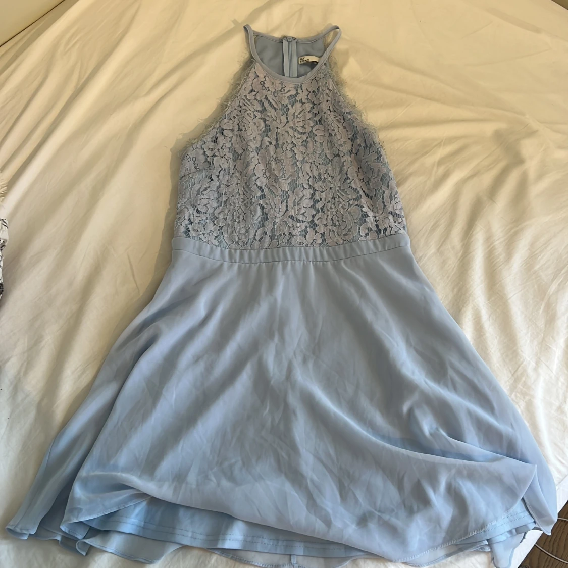 Ljusblå spetsklänning från NLY Trend