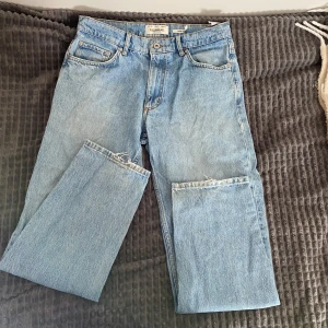 Wide leg jeans från Pull&Bear ljusblå - Ljusblå wide leg jeans från Pull&Bear i 100% bomull. Klassisk femficksmodell med hög midja och råa kanter nertill. Perfekta för dig som gillar en avslappnad och trendig look.