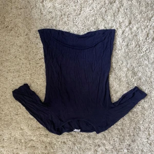 Mörkblå trekvarts ärm tröja Filippa K - Ge förslag på pris ❗️En stilren mörkblå långärmad tröja från Filippa K. Tröjan har en enkel, klassisk design med rund halsringning och är tillverkad i mjuk bomull. Perfekt att matcha med jeans eller kjol för en clean look.