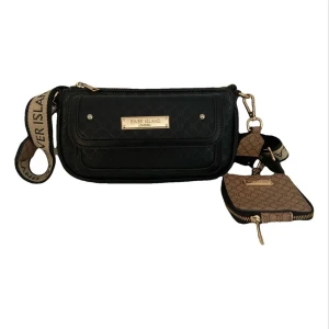 River Island svart axelväska med mönster - Snygg svart axelväska från River Island med guldiga detaljer och logga framtill. Väskan har ett diskret geometriskt mönster, bred axelrem med logotyp och en matchande liten brun plånbok med dragkedja som hänger på remmen. 