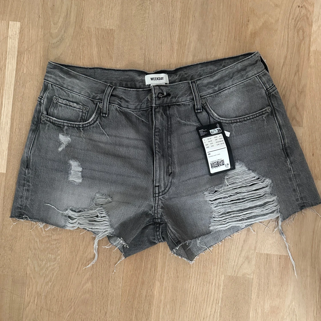 Grå slitna jeansshorts från Weekday