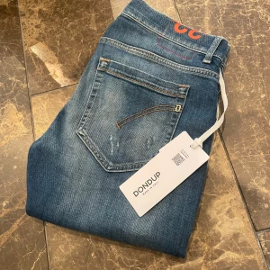 Dondup George - Säljer dessa feta dondups i toppskick. Inga defekter. Köpta på miinto för 2500 för ett par månader sedan, tvättade endast en gång. Hör av dig vid funderingar