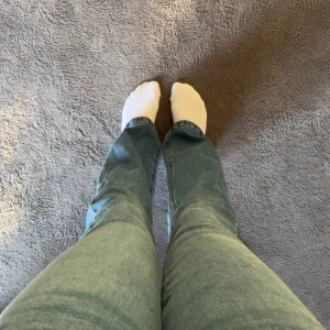Ljusblå bootcut jeans - Säljer ett par ljusblå jeans med klassisk bootcut-modell. Jeansen har normal låg midja och är tillverkade i mjukt denimtyg. Dessa är aldrig använda 