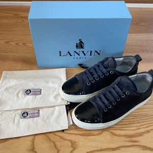 Lanvin skor  - Hej! Säljer nu dessa sjukt snygga Lanvin skor. Skorna är i mycket fint skick! Vi rekommenderar att gå ner en storlek. Har allt og! Hör gärna av dig vid frågor 