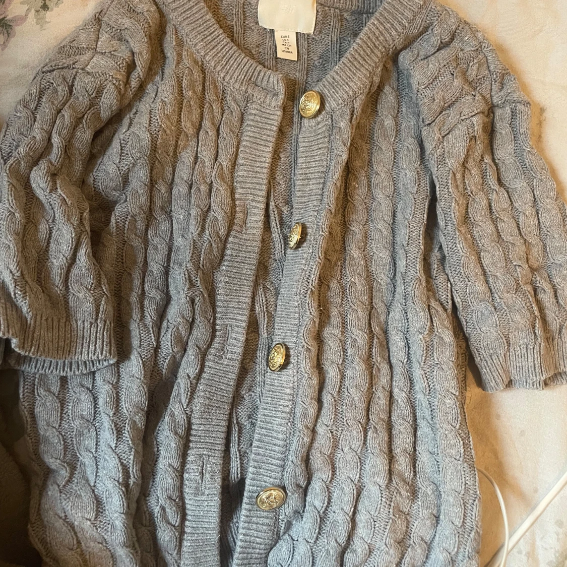 Grå kabelstickad kofta