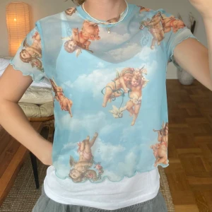 Blå mesh topp med änglamotiv från Bershka - Transparent blå mesh topp från Bershka med tryck av änglar och moln☁️👼🏼står L på tröjan men är snarare en S!