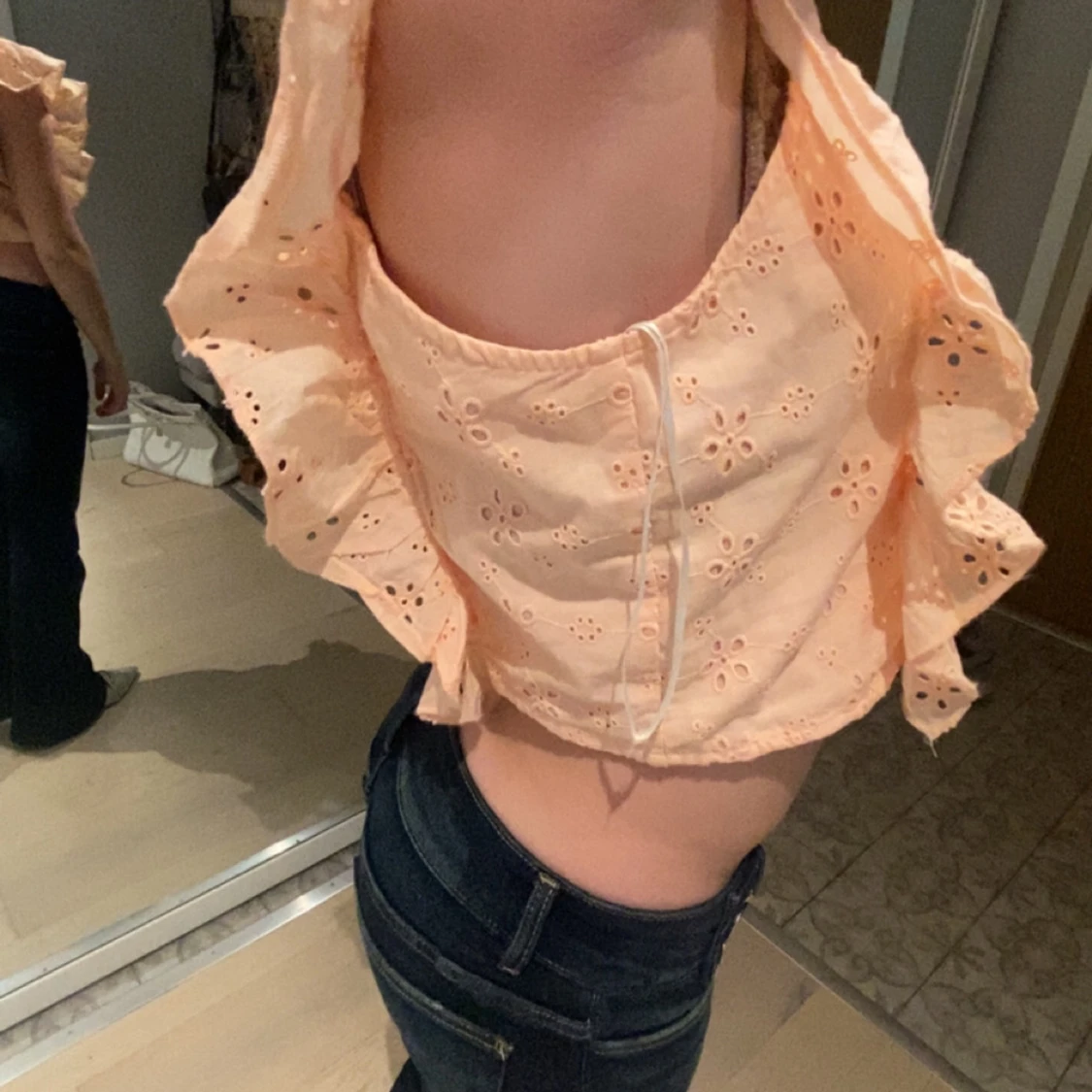 Persikofärgad croppad blus med volang - 3