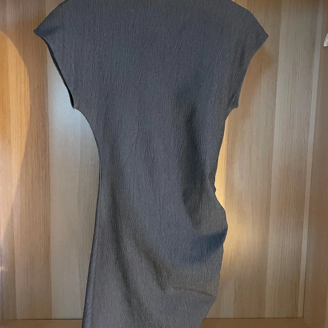 Grå kort klänning - 1