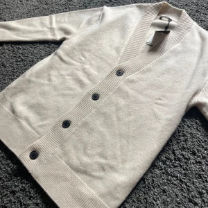 Cardigan - Helt oanvänd beige stickad cardigan från Massimo dutti köpt från deras butik i Milano. Köpt för 90€ vilket motsvarar 1000kr. Extremt bra kvalitet och material. Passar dig som är mellan 1.75-1.82