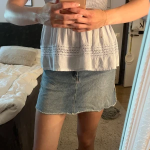 Jeanskjol  - Säljer denna snygga jeanskjol med ränder på sidorna, köpt på Zara kids i strl 164 men den sitter som Xs/S! Finns några små fläckar på framsidan men är ej något man tänker på 💞