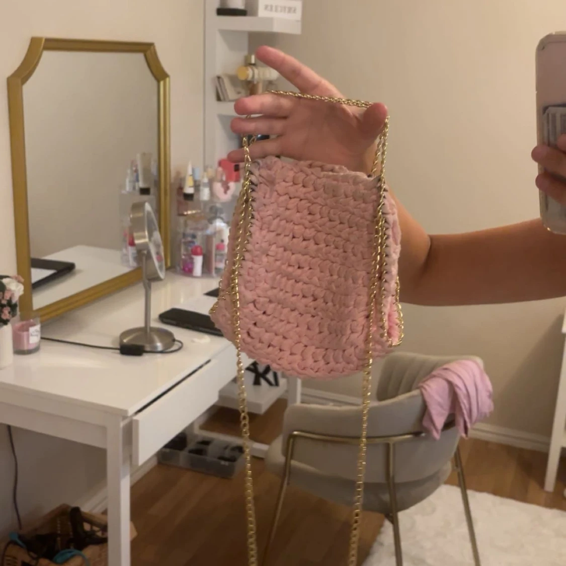 Rosa virkad axelväska med guldkedja - 1