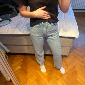 Ljusblåa jeans från weekday - Säljer ett par högmidjade ljusblå jeans från weekday. 