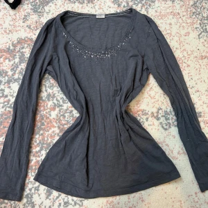 mörkgrå topp med pärldetaljer Esprit - jättefin grå långärmad tröja från espirit perfekt sen till hösten! storleken är xl men jag skulle säga att den är mer m/l