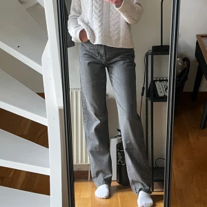 Grå 90s high waist jeans, storlek 34 - Säljer ett par gråa 90-talsinspirerade jeans i tvättad grå nyans. Jeansen har raka ben och klassisk femficksdesign. Perfekta för dig som gillar en avslappnad men ändå stilren look. Nyskick, köpta för 599🤩