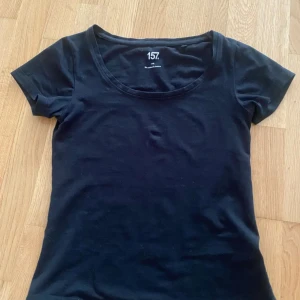 Svart T-shirt XS/Black shirt  - Mycket bra skick, meddela vid frågor/bilder 🙈