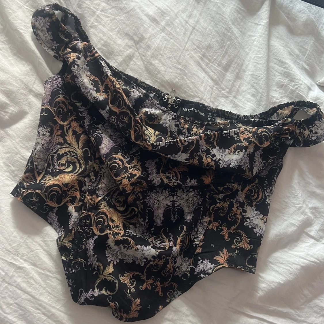 Svart offshoulder topp PrettyLittleThing