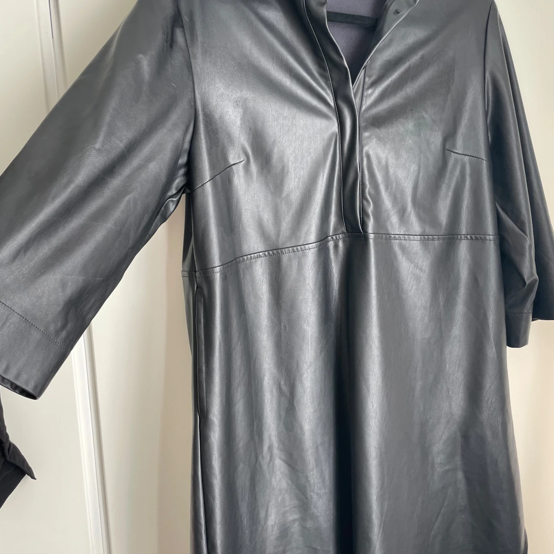 Svart klänning i skinnimitation – Strl S/M  - 1