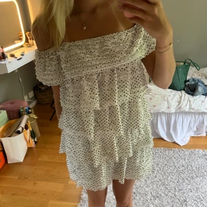 Vit prickig volangklänning - Supersöt klänning från Zara. Jag är 175💗