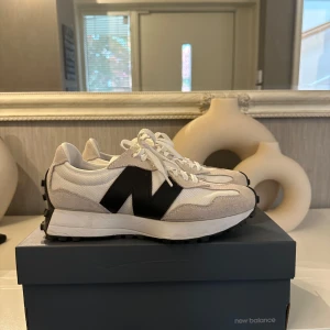 New balance 327 - Hjälper morsan att sälja sina skor. New balance 327 i mycket bra skick.