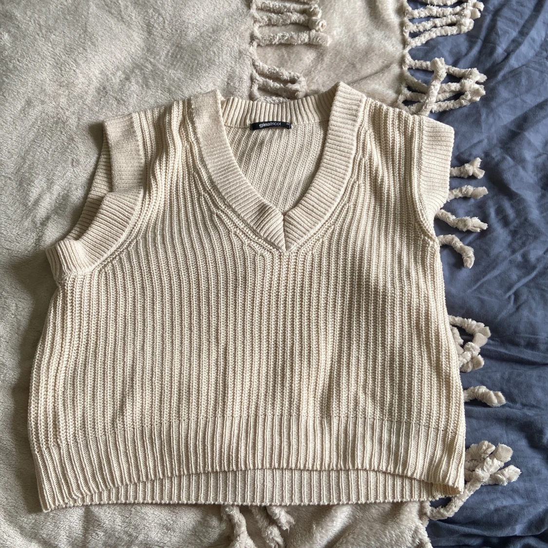 Beige stickad väst från Gina Tricot - 1