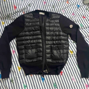 Svart moncler cardigan - En helt ny svart cardigan i storlek XS - 1 har använts två tre gånger annars som ny inga märken inga problem med den om du vill ha flera bilder tveka inte o fråga 