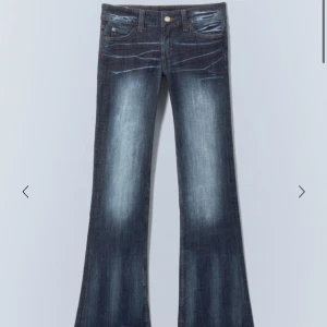 Cheep monday jeans weekday - Mörkblå bootcut cheap monday jeans med snygga slitningar och ljusa partier framtill. Klassisk femficksmodell med knapp och dragkedja. Perfekta för dig som gillar en retro vibe och vill ha ett par jeans med lite extra attityd. Byxorna är väldigt små i storleken!