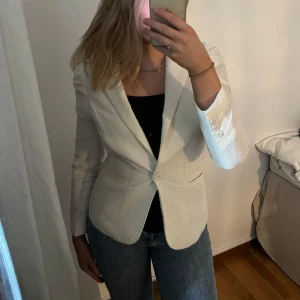 Vit kavaj  - Superfin vit kavaj. Skulle säga att den är lite liten i storleken och passar även en 34💕