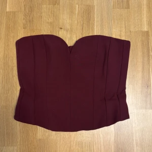 Vinröd korsett-topp med dragkedja från Zara - Snygg vinröd korsett-topp med hjärtformad urringning. Populär korsett från Zara❣️