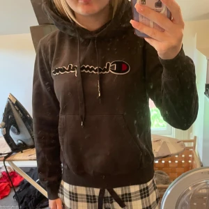 Hoodie - En hoodie från champion i storlek s. 