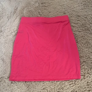 Kjol XS - Storlek XS. Jag är ca 164 och kjolen slutar på mitten av mina lår. Skriv för mer bilder om du önskar det.