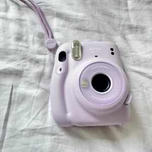 Instax mini 11 - Säljer nu min lila instax mini 11 kamera då den inte har kommit till användning❣️