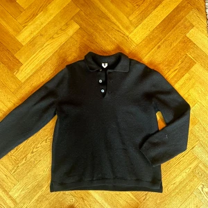Svart Ullstickad från ARKET - Svart Piké tröja Från ARKET  storlek L passar S-M  Inga Flaws👕