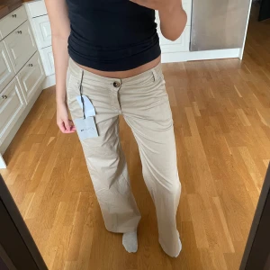 Beiga byxor med wide fit - Helt nya med prislappen kvar. Satt tyvärr ej riktigt som jag hade tänkt mig på mig men annars jättefina verkligen!