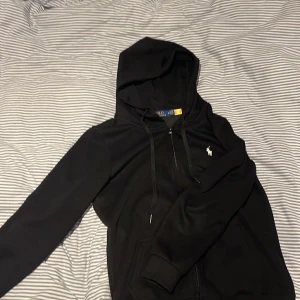 Ralph lauren zip - Säljer nu denna Ralph lauren zip tröjan i fint skick. Bara använd fåtals gånger.                                    - kvitto finns.                                                                  - priset är ej hugget i sten.                                           - skick- 9/10.                                                             Kom gärna med frågor om ni undrar något, som sagt kvitto finns 