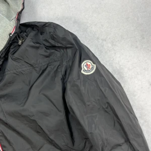 Moncler urville jacket - – Condition: 9/10  - Size: 3/L  – Retail price: 9000 + SEK  Please note that Moncler runs small, we recommend going up one size from your usual size.