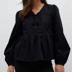 Y puff sleeve blouse - Aldrig använd. Säljs då den inte har kommit till användning 