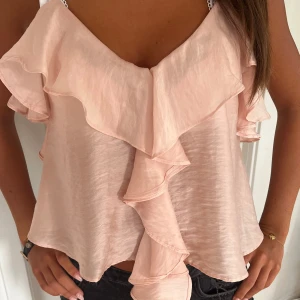 Ljusrosa volangtopp - Säljer nu min superfina ljusrosa volangtopp!! Inga defekter💞