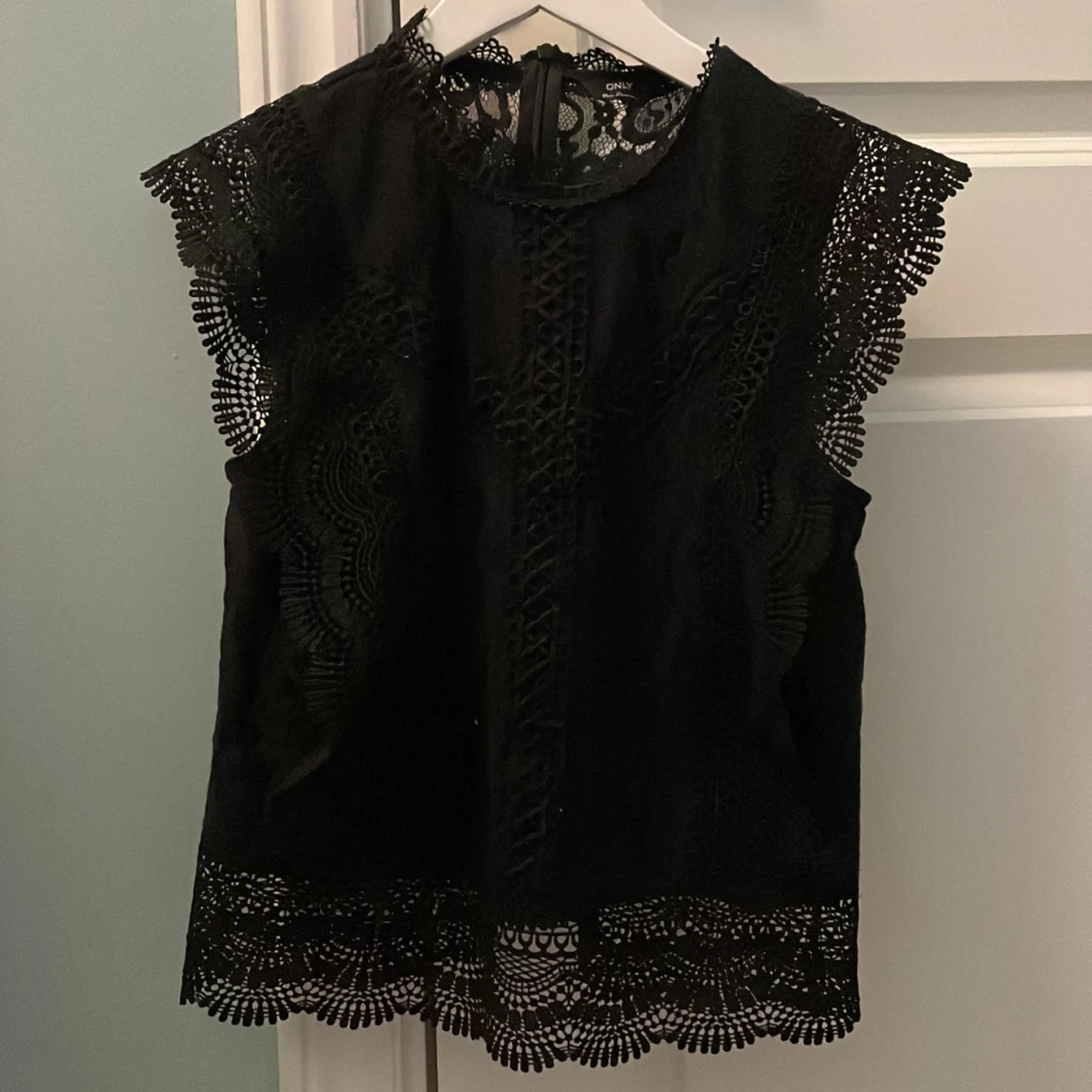 Svart spetsblus från ONLY