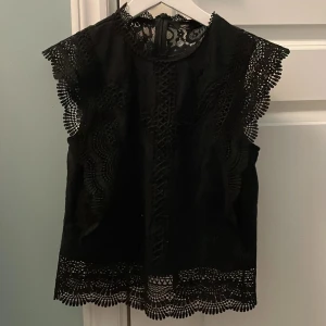 Svart spetsblus från ONLY - Säljer en svart blus från ONLY Blue Denim i storlek XS. Perfekt för dig som gillar feminina och stilrena plagg med extra detaljer. Andvänd ett få tal gånger , säljer pga förliten