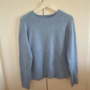 Stickad tröja från Veromoda - Säljer en ljusblå stickad tröja från Veromoda i storlek s. Köpt på Plick men jag har själv inte använt den. Tröjan är väldigt nopprig som tyvärr inte uppfattas på bild men fortfarande mjuk. Tröjan har ett hål/en maska som har gått upp vid halsen (se bild 3) men syns bara om man kollar noga. Tröjans färg syns bäst på bild 3. Köparen betalar frakten!