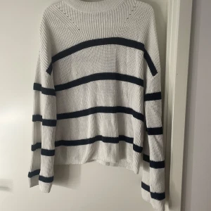 Vit och svart randig stickad tröja Kappahl - Randig stickad tröja från Kappahl kostade 500 kr när jag köpte den och har endast använts ett fåtal gånger. En liten defekt se bild.
