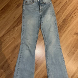  Ljusblå bootcut jeans - Ljusblåa jeans från Gina Tricot, strl 32!  Jeansen har medel hög midja, ganska stretchiga och väldigt bekväma💕 Priset går självklart att diskutera!!💕💕